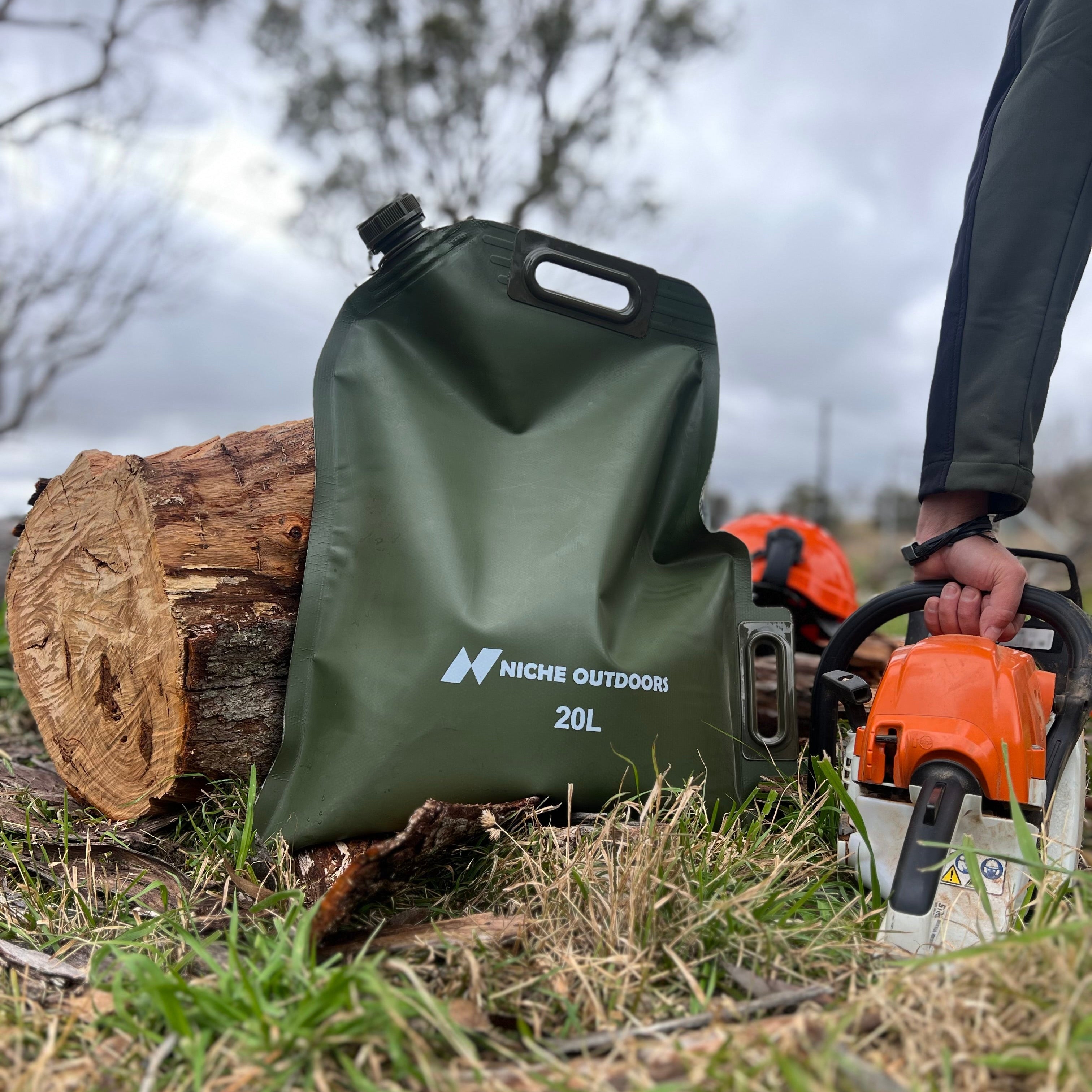 Niche Outdoors 20L Fuel Bladder Next to Chainsaw
