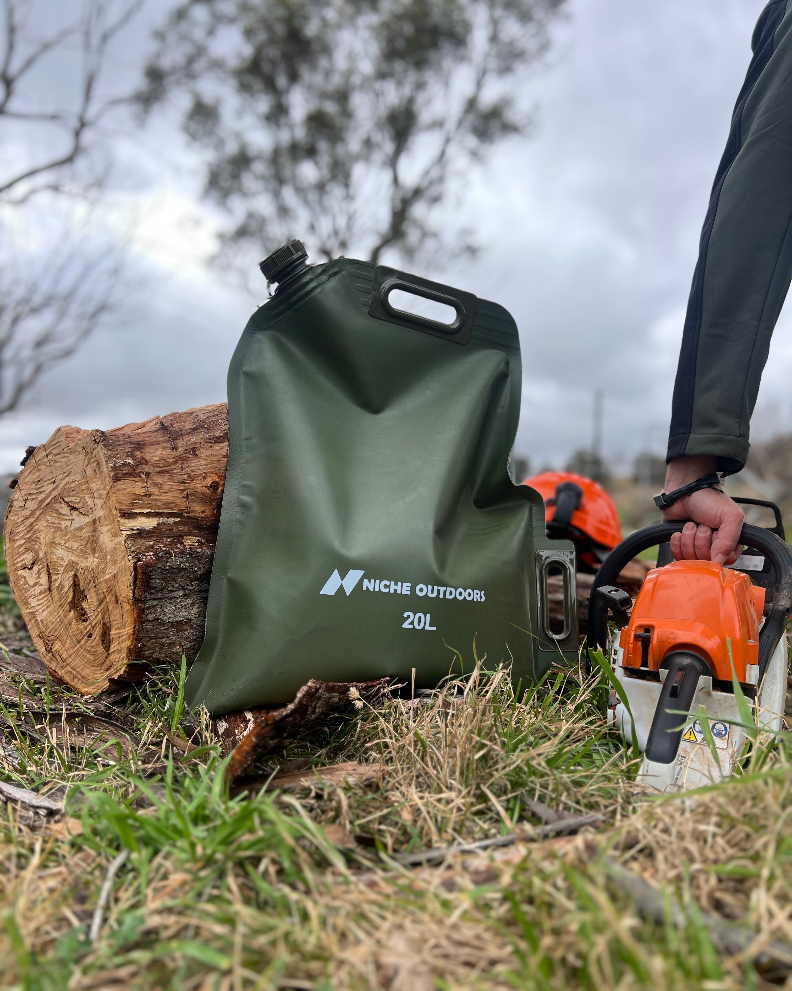 Niche Outdoors 20L Fuel Bladder Next to Chainsaw